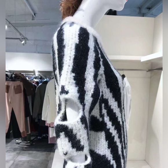 SZ XS Burberry cut-out oversized jumper NWT - Picture 8 of 16